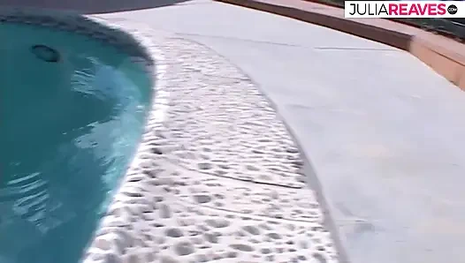 Сучка кричит от удовольствия, когда она скачет на массивном члене на обеих дырках