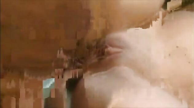 Σέξι μελαχρινό μωρό τρώει χύσια μετά από ένα DP στον καναπέ