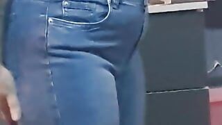 Madrasta com bunda grande experimentando novos jeans na frente do enteado