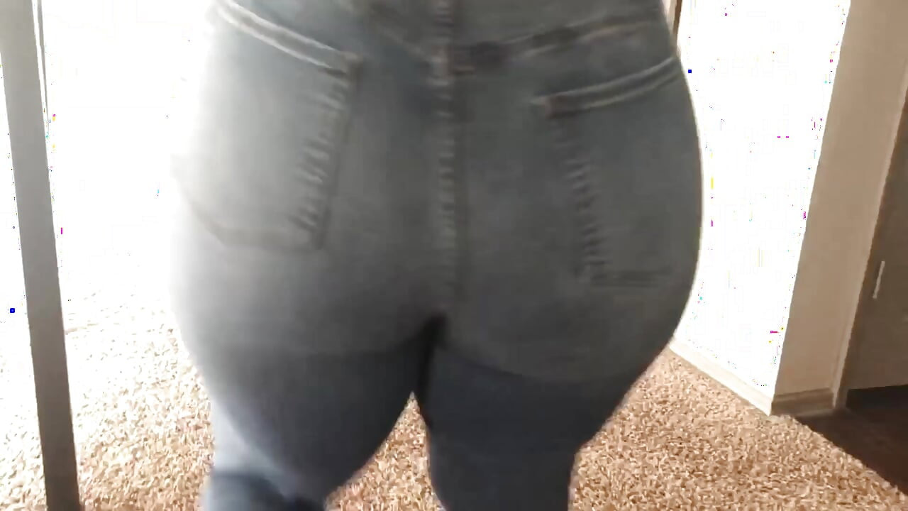 Brudna Diana zdejmuje obcisłe dżinsy w dupę