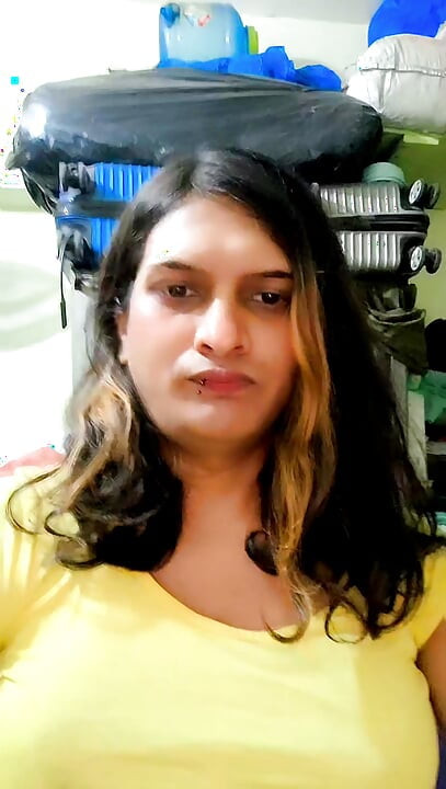 Zoya Shezadi Full Enjoy Happy Valentine's Day with My Hair Brush Today Because I'm Single Now