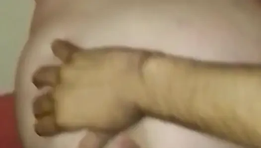 Pantat bahenol pelacur jalangku lagi asik ngentot memeknya sendirian