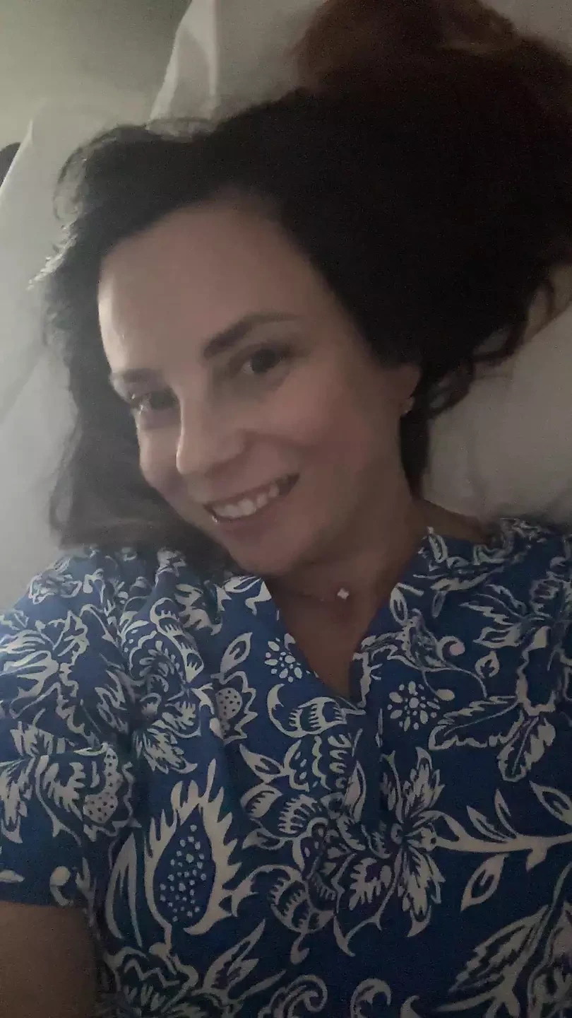 我全身湿漉漉地坐在火车上，抚摸自己并抚摸我的乳房！