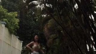 Chica caliente en bikini con tetas hinchables .. (muy caliente para masturbarse)