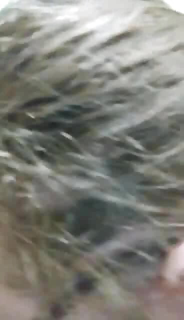 Толстая толстушка поедает поросенка в гамбургее со всех ног на полу без рук