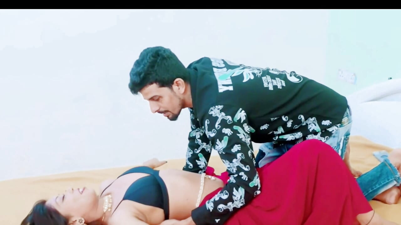 Devar ne bhabhi ko pata kar chod diya