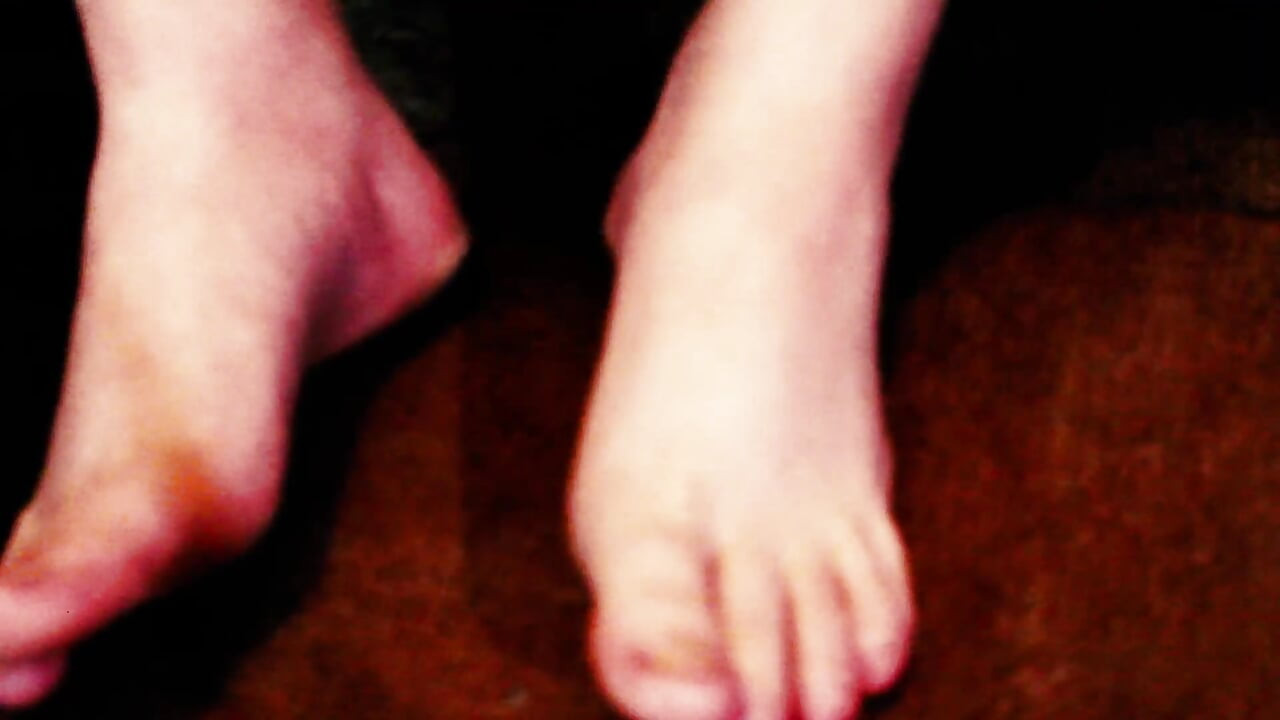 你欠你的女房东房租, 你必须舔和闻她的脏脚, 直到你付房租