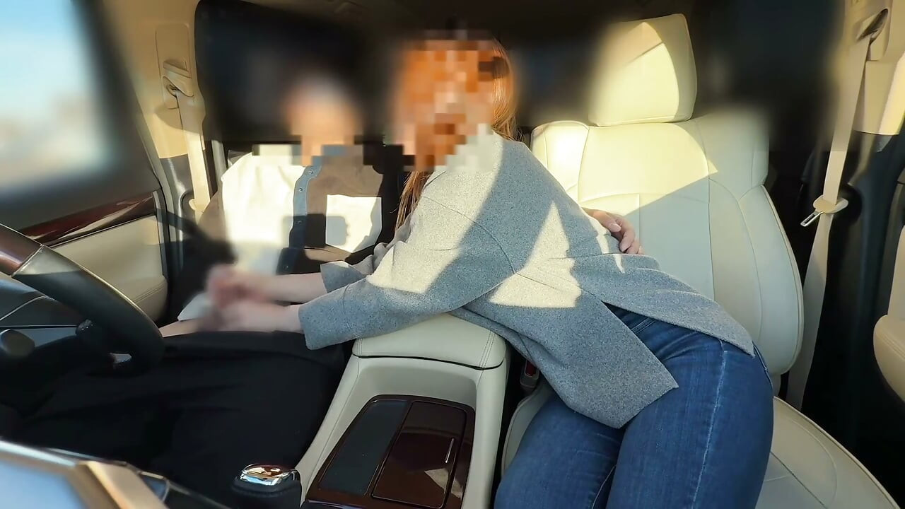 Egy gyönyörű férjes asszony, aki munka közben is örömet szerez a kezével és a szájával.