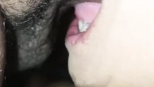 Penisini boğazından çıkarmadan emdi, sadece tamamen yumuşakken durdu.