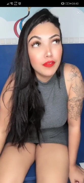 Latina hanya duduk dengan kaki panas