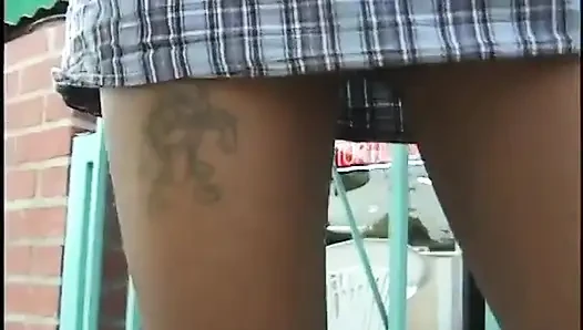 Genç kızlar bu azgın adamı yüzme havuzunda birlikte paylaşmak istiyor