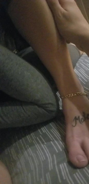 Close up blow job sexy feet