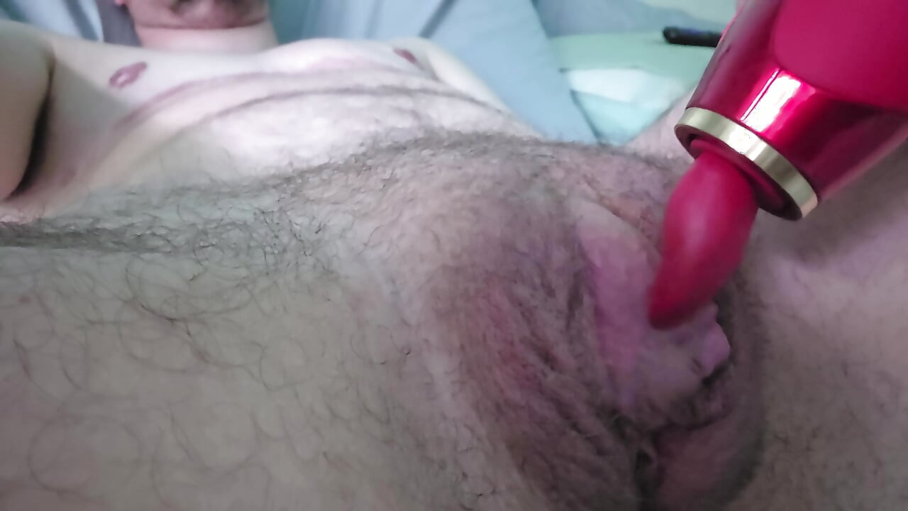 FTM léchée par un jouet squirte à plusieurs reprises