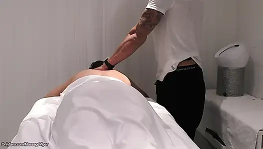 Betrügende ehefrau fickt den masseurin