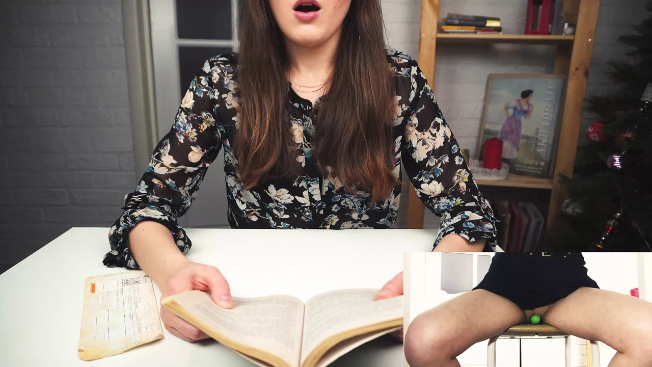 来自年轻美女的真正高潮。坐在振动器上