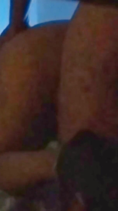 Egy nagyon kanyargós és befogadó főiskolai hallgató átadja tárgyait. | 3. klip