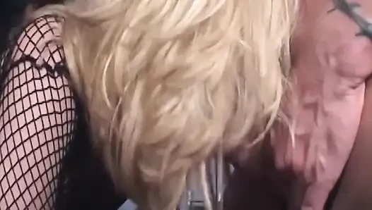 Tante seksi rambut pirang lagi asik seks anal gagang sama kontol raksasa pria kulit hitam