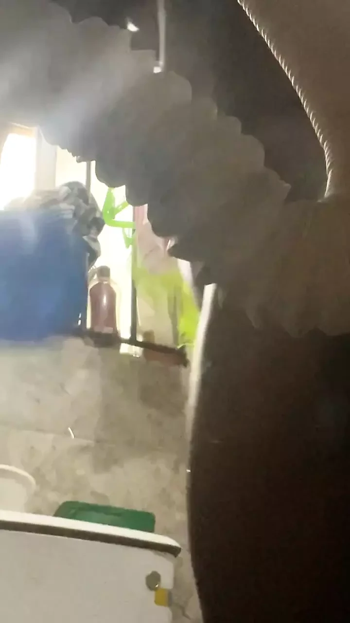 Homem africano no banheiro por prazer