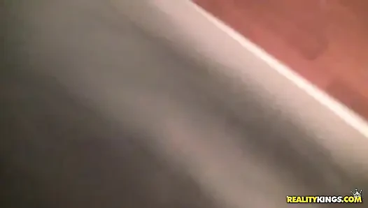 Reality kings - si seksi nakal angel lagi asik ngentot kontol raksasa pria kulit hitam dengan kabel jumper