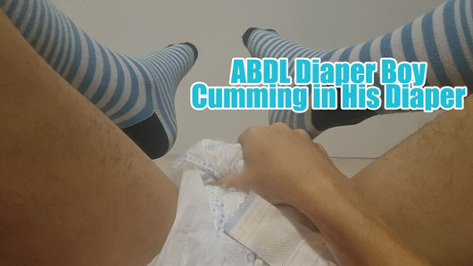 ABDL Diaper Boy Cumming dans sa couche