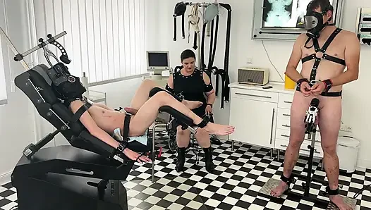 Fetiş lofts köle kliniği - orta yaşlı seksi kadın 2 köleyi sert parçalarla tedavi ediyor 3-4 bdsm tıbbi muayene ve oyuncak işkencesi!