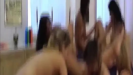 Блондинки и брюнетки лижут киску в групповой оргии