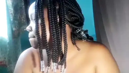 Pertunjukan memek cewek kulit hitam dengan pantat bahenol