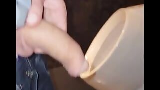 Johnholmesjunior fouette une énorme bite molle dans un urinoir public dans les toilettes des hommes de Vancouver