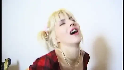 Gadis remaja hot rambut pirang lagi asik seks anal