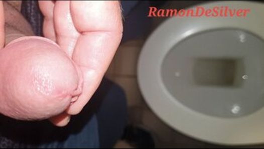 Meester Ramon trakteert zichzelf op een massage op het toilet in de kleedkamer, heet