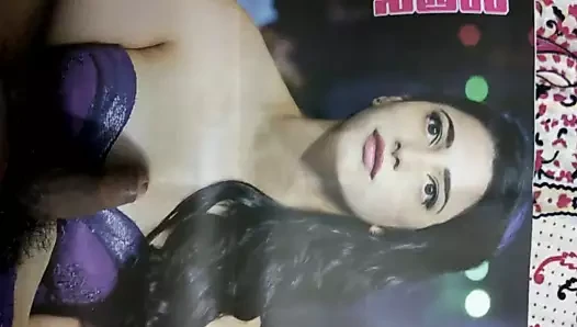 Lanet büyük göğüsler arasında shruti hassan...