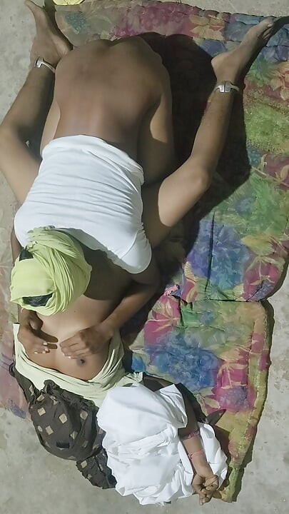 Plăcerea de a face sex vine de la o fată atât de sexy într-un sat desi