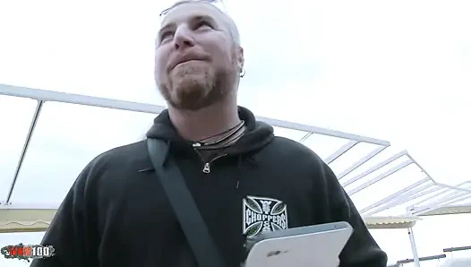 Cindy Sun ist ein köstlicher kleiner finnischer touristenarsch, der im wald gefickt wird