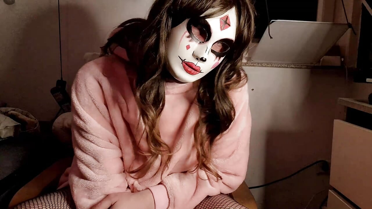 O femeie transsexuală gotică se masturbează - orgasm