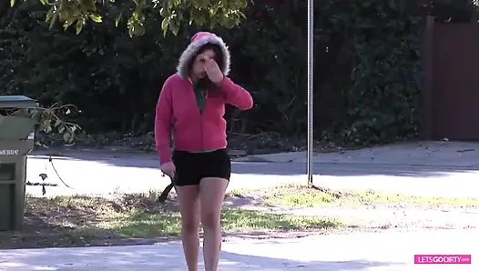 Unwiderstehliche brünette bekommt ihre großen möpse vollgespritzt