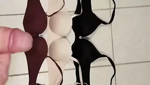 Auf die BHs meiner Frau gespritzt 2