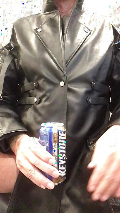 Μεγάλος πούτσος χύνει στον κώλο μιας κούκλας του σεξ με δισκέτα