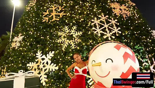 Seragam pembantu santa terlihat bagus pada pacar Thailand pantat besar panas