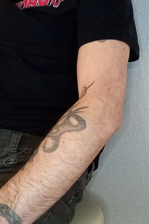 A woman saw my cock and jerks it off