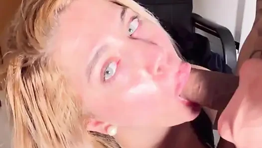 Eine wunderschöne, große College-Blondine gibt ihrem Freund an mehreren Stellen einen Blowjob