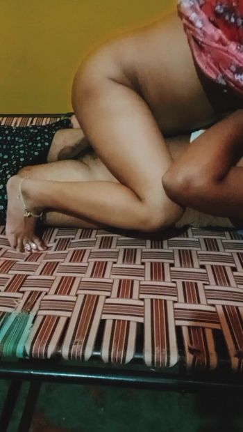 Секс-скачка деревенской бхабхи со своим любовником.