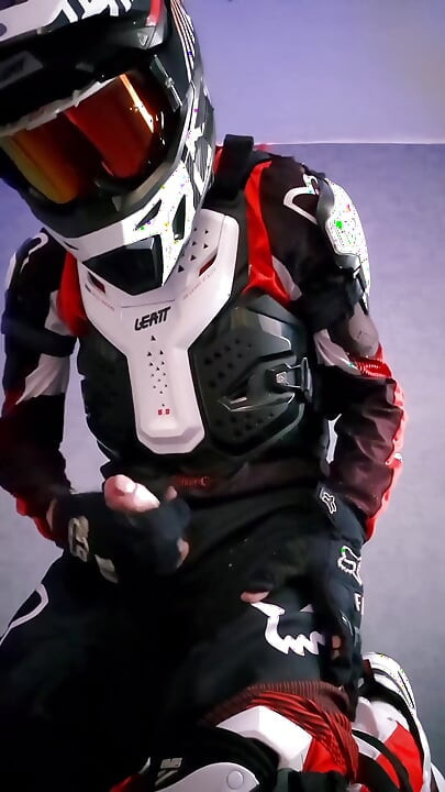 新的耐克运动鞋和我最喜欢的摩托车越野装备让我如此努力