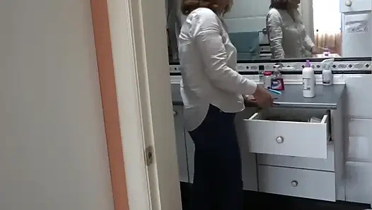 Моя невестка обожает показываться, пока она просит меня показать ей мой член и подрочить