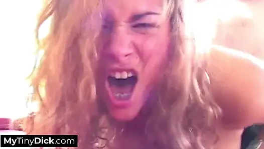 Amcığını geniş açıyor ve içine küçük bir yarak alıyor