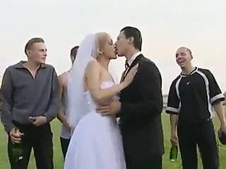 Bruid openbare neukpartij na bruiloft