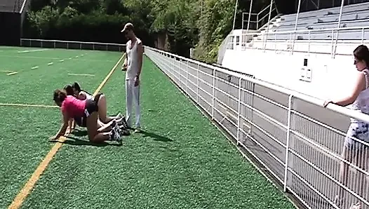 Vollbusiges französisches schätzchen reitet schwanz nach dem training