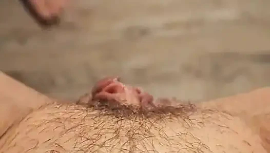 Она в ее месячных, но ничто не останавливает ее, она обожает мой хуй, быть везде ...