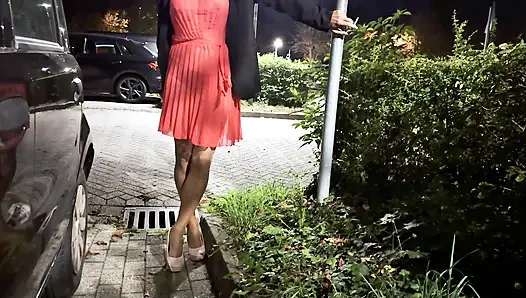 セクシーなハイールと透明感のあるドレスを着ていて、おしっこします