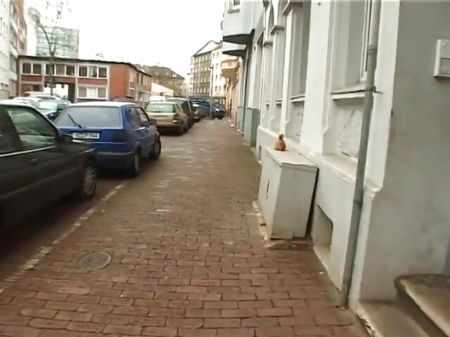 Uma pega ao ar livre para uma jovem estudante