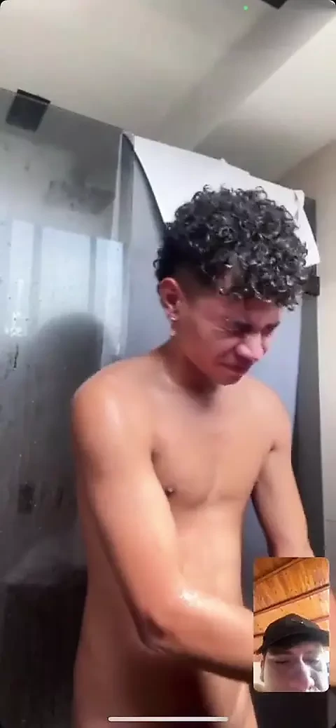 Tuširam se sa svojom heteroseksualnom prijateljicom preko video poziva